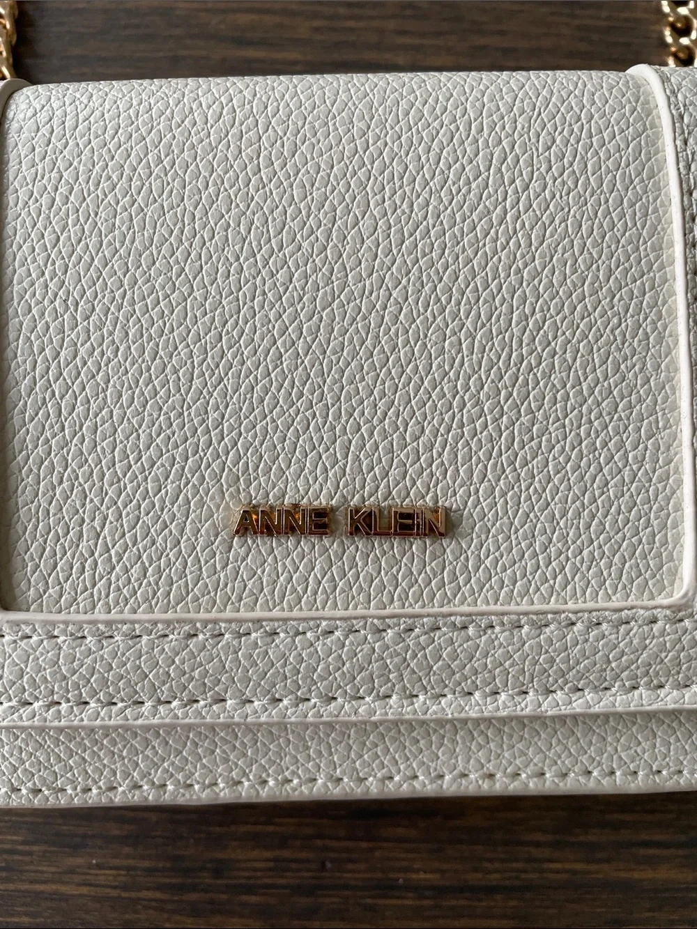 ANNE KLEIN WHITE PEBBLED CROSSBODY WALLET ON A CHAIN with Gold Hardware